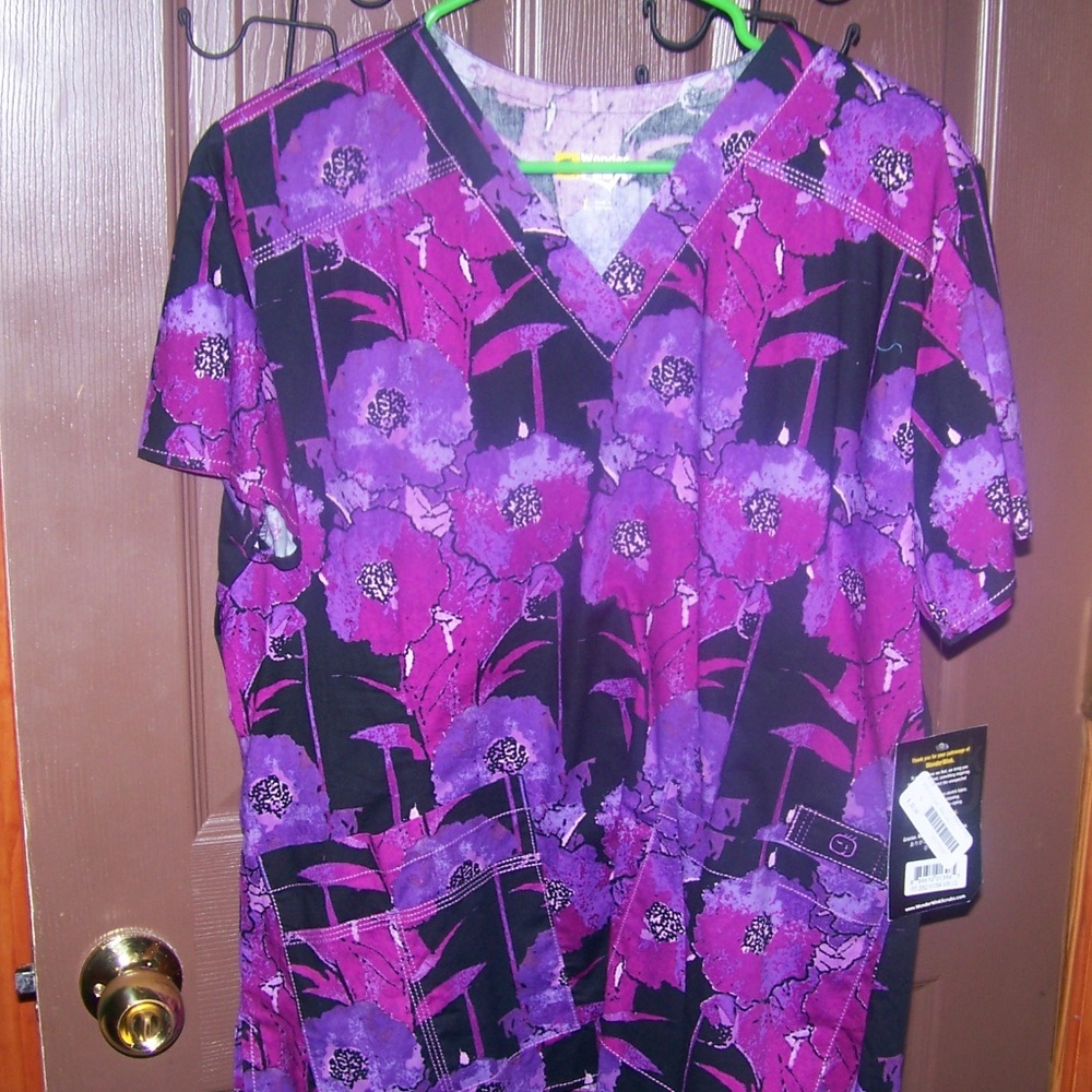 Wonder Flex Scrub top NWT